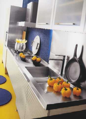 Cucina moderna:  anta con estetica a tapparella, a profilo concavo, disponibile nelle finiture laccato opaco o groffato, ed alcuni particolari in precomposto noce, con la possibilità di inserire ante a vetro con telaio in alluminio.